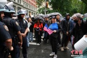 丹东美国多地举行“没有国王”抗议活动